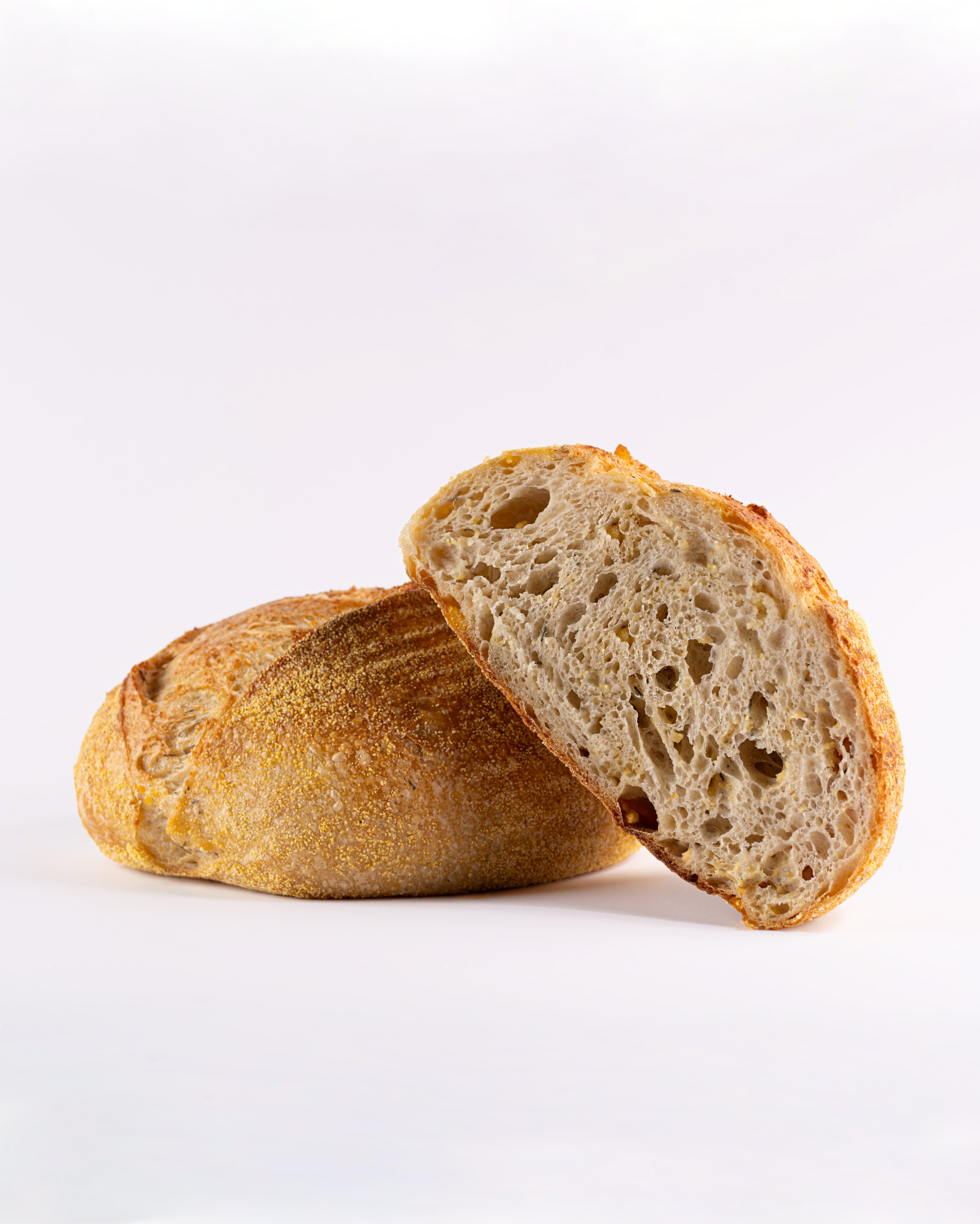 Raugo duona su polenta, rozmarinu ir citrinomis