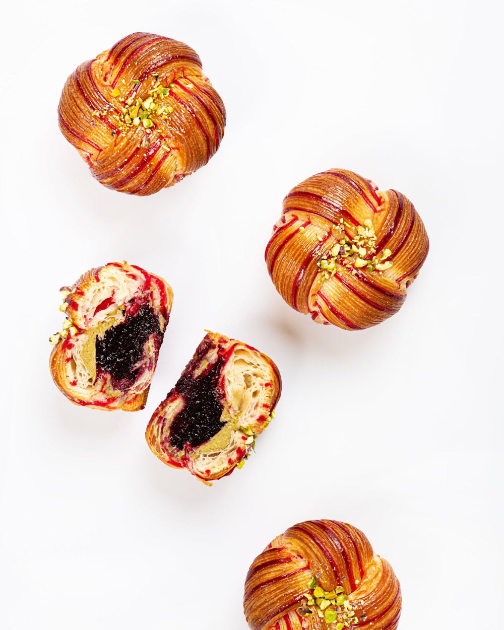 Sviestinės tešlos bandelė su pistacijomis bei juodaisiais serbentais