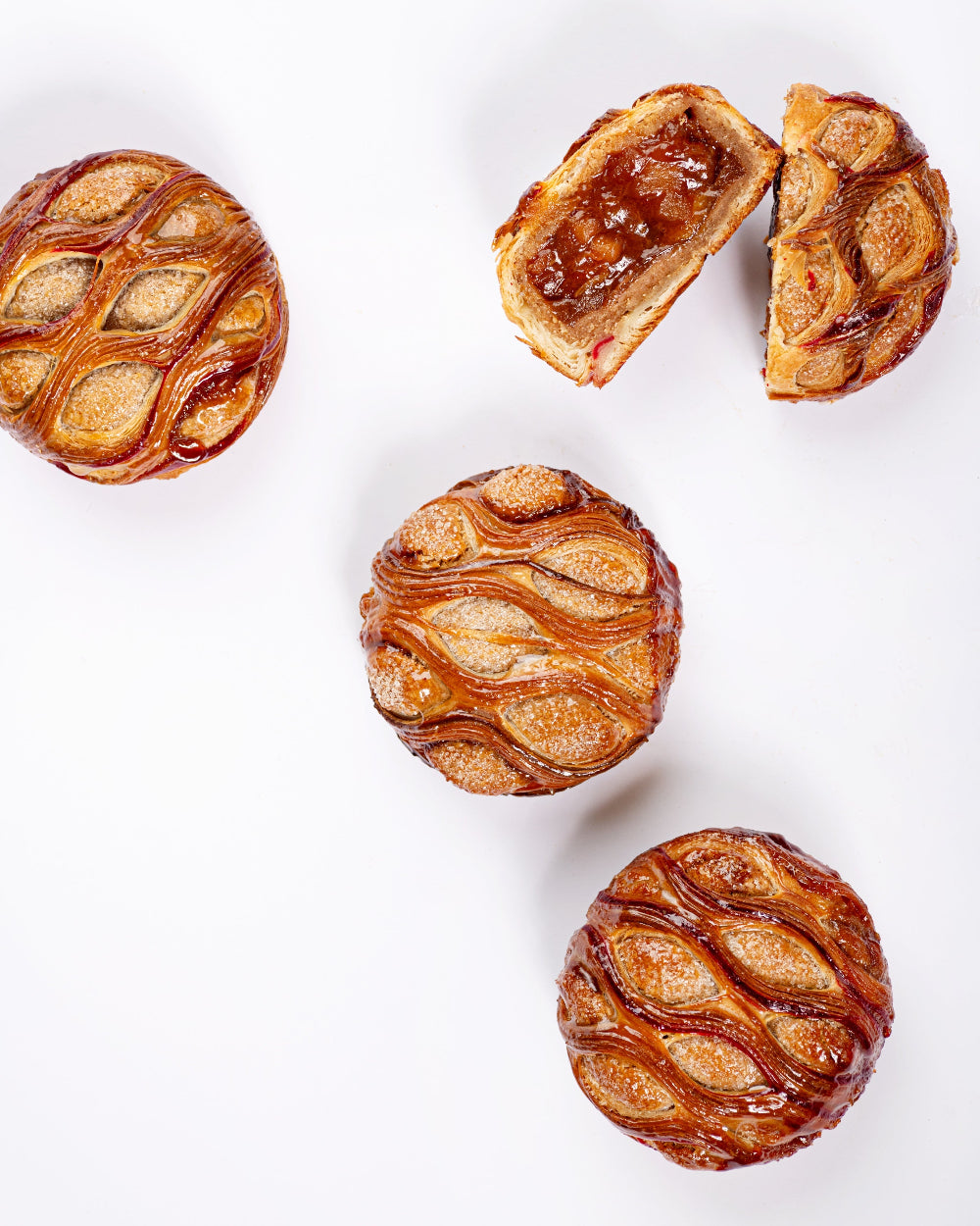 Sviestinės tešlos bandelė su slyvomis, raudonu vynu bei obuoliais